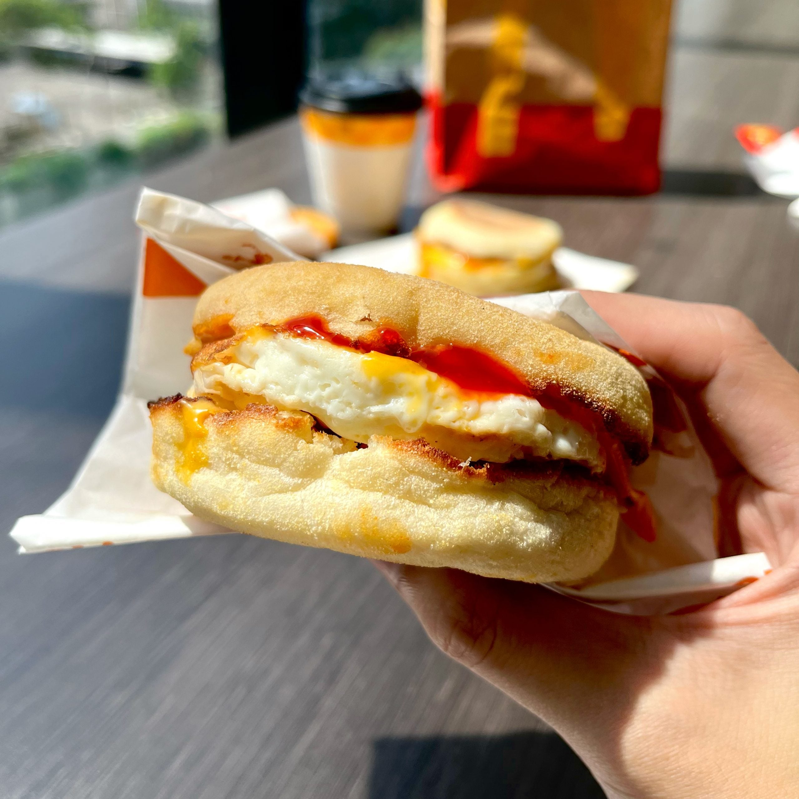 Rancakkan Hari Korang Dengan Lebih Egg-Stra Bila Bersarapan Dengan Mufin McEgg Ni! Hanya Dari RM3.95 Je Tau!