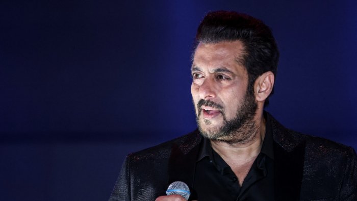 Malang Tak Berbau, Salman Khan Kena Patuk Ular Sebanyak Tiga Kali 4