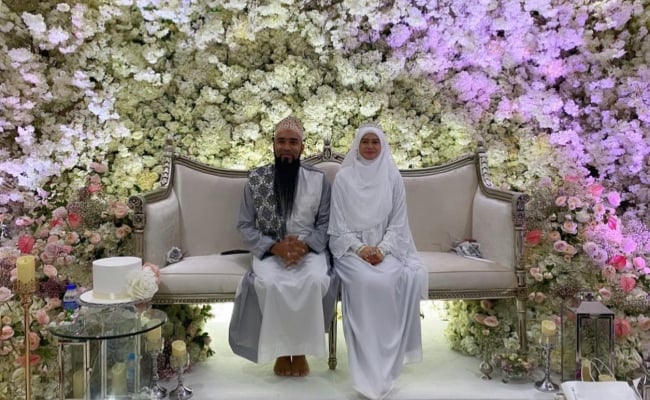Umie Aida Buat Majlis Kesyukuran Buat Heliza, Suami Buat Kejutan Datang Bawa ‘Crown’ – ‘Firasat Seorang Suami Buat Isterinya’