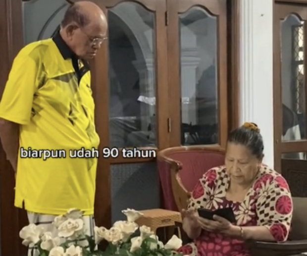 [VIDEO] Walaupun Sudah Berusia 90 Tahun, Suami 'Nervous' Telefon Diperiksa Oleh Isteri 3