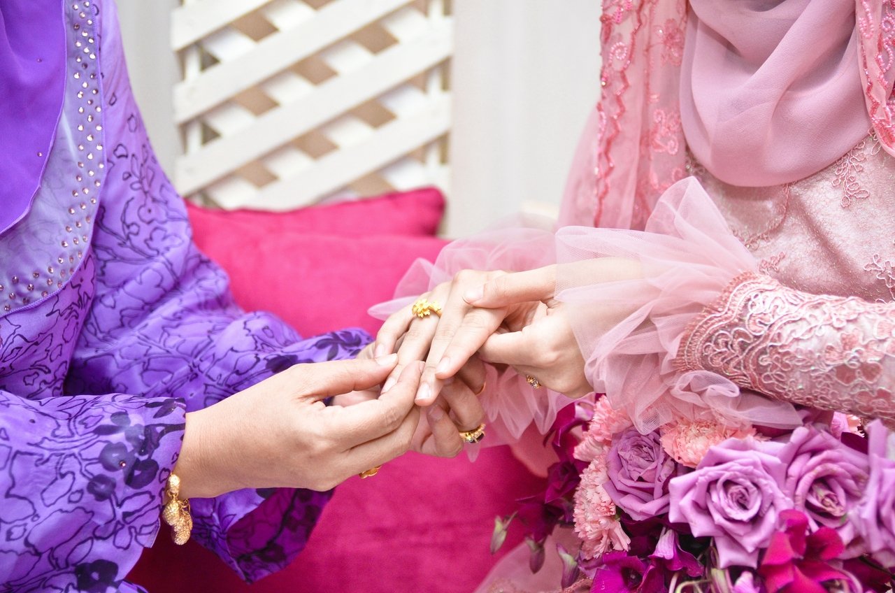 Ibarat Jodoh Dari Lahir! Wanita Miliki Tarikh & Tempat Lahir Sama Dengan Tunang, Beza Setengah Jam Je!