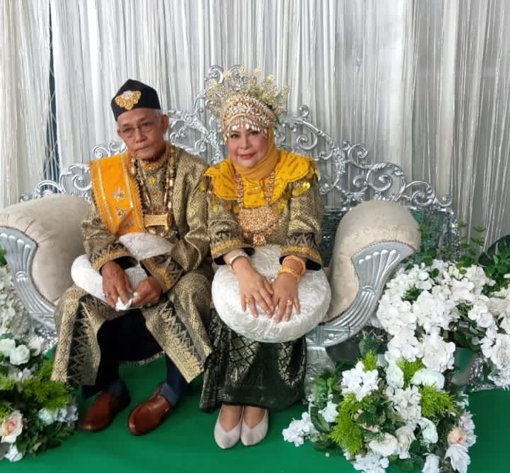 Selepas Tujuh Tahun Menjanda, Mak Wan Kembali Bergelar Isteri Dengan Lelaki Umur 71 Tahun