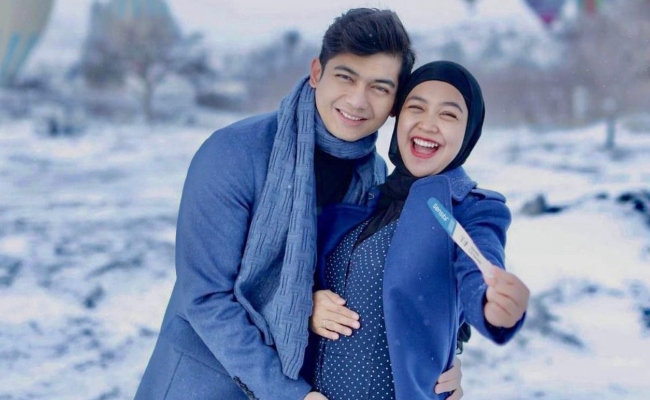 Ria Ricis Hamil Anak Sulung, Teuku Ryan Terus Cium & Sujud Syukur