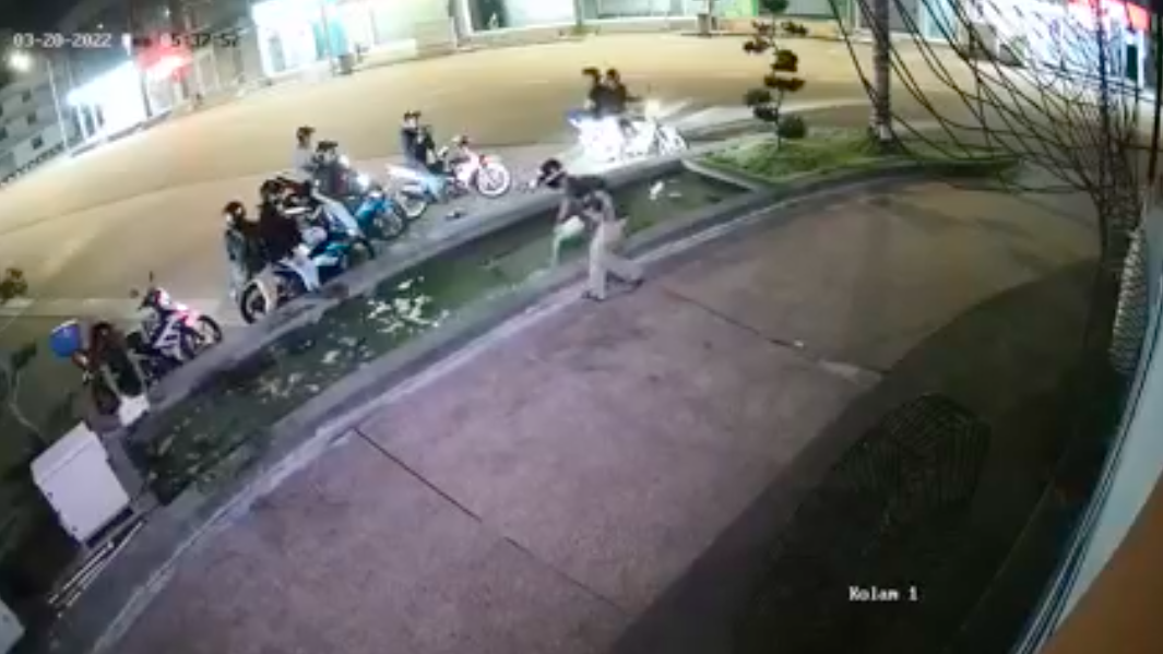 Demi ‘Views’ Di TikTok, Remaja Tuang Cecair Pencuci Baju Dalam Kolam Shopping Mall Ditahan