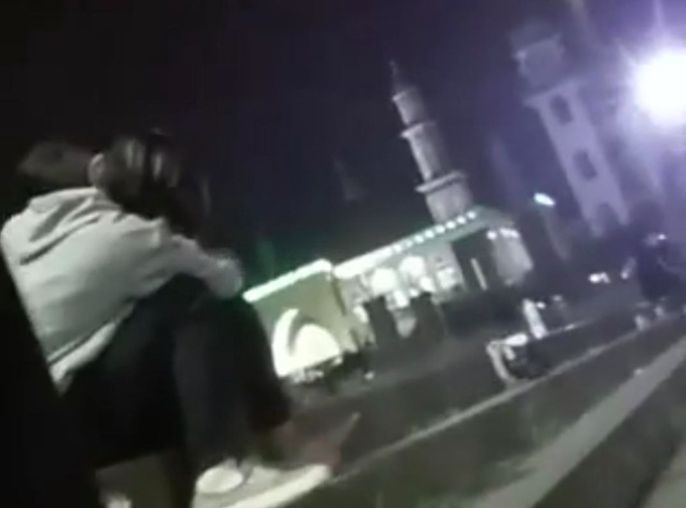 Pasangan Kekasih ‘Kantoi’ Berkelakuan Tidak Senonoh Selepas Buka Puasa – ‘Mereka Memang Terlampau Mesra’