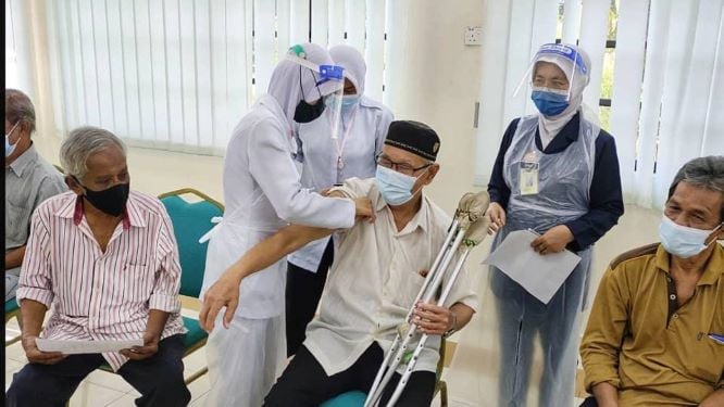 Warga Emas Berisiko Tinggi Boleh Dapat Dos Penggalak Kedua, ‘Ini Hanya Pilihan’ – Khairy Jamaluddin