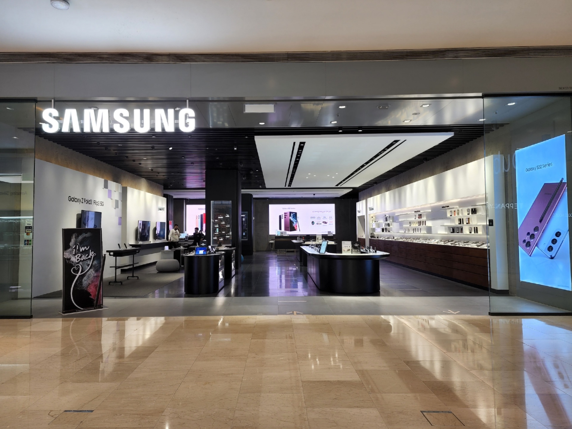  The image shows the interior of a Samsung Experience Lounge located in Jakarta, Indonesia.