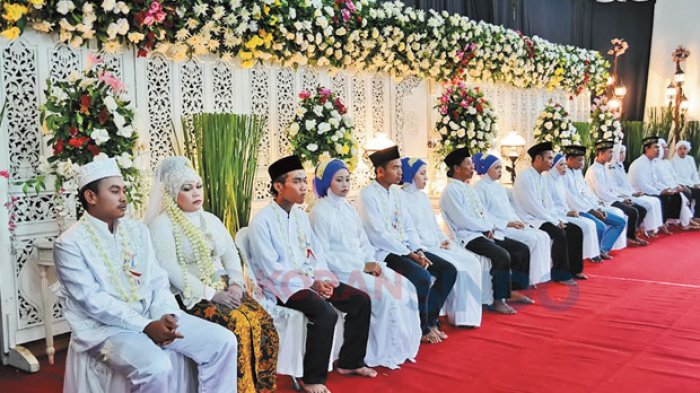 22 Pasang Pengantin Dinikahkan Dalam Satu Majlis, Masing-Masing Tak Kenal Pasangan
