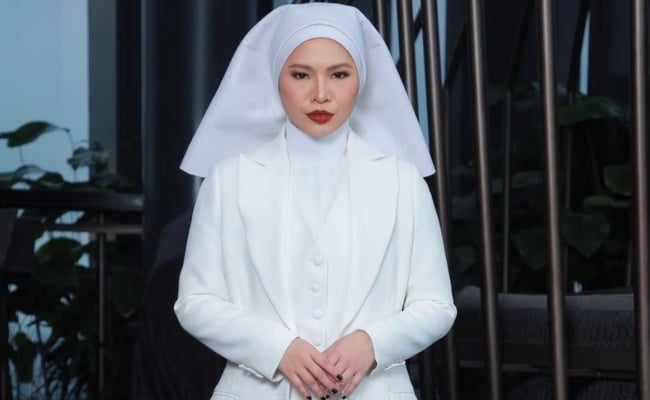 Dikecam Pakai Tudung Macam ‘Sister’, Aina Abdul Janji Lebih Berhati-Hati Dalam Fesyen