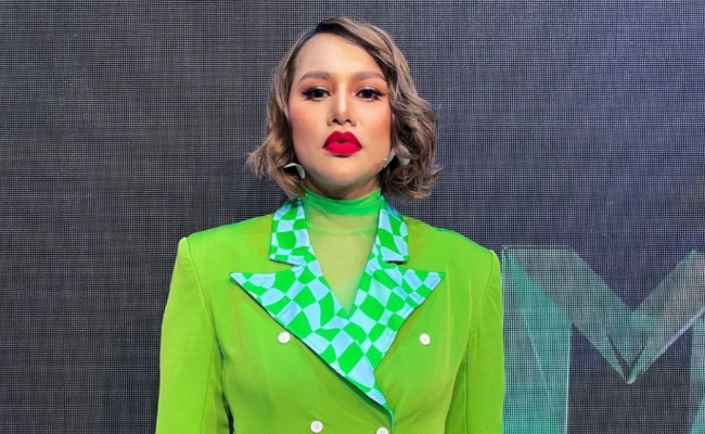 Tak Rasa Pelik Tutup Muka Anak Dengan Emoji, Elly Mazlein Pilih Jauhkan Dari Dunia Glamour