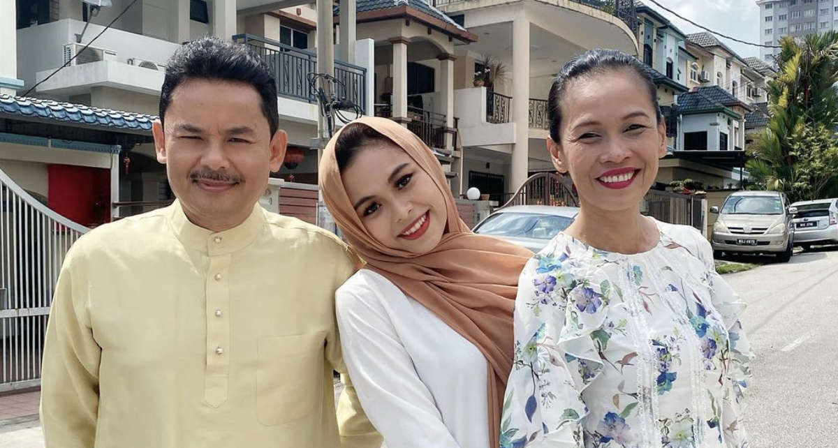 Susah Nak Bergambar Bertiga, Myra Natasya Gembira Dapat Beraya Dengan Ayah & Ibu