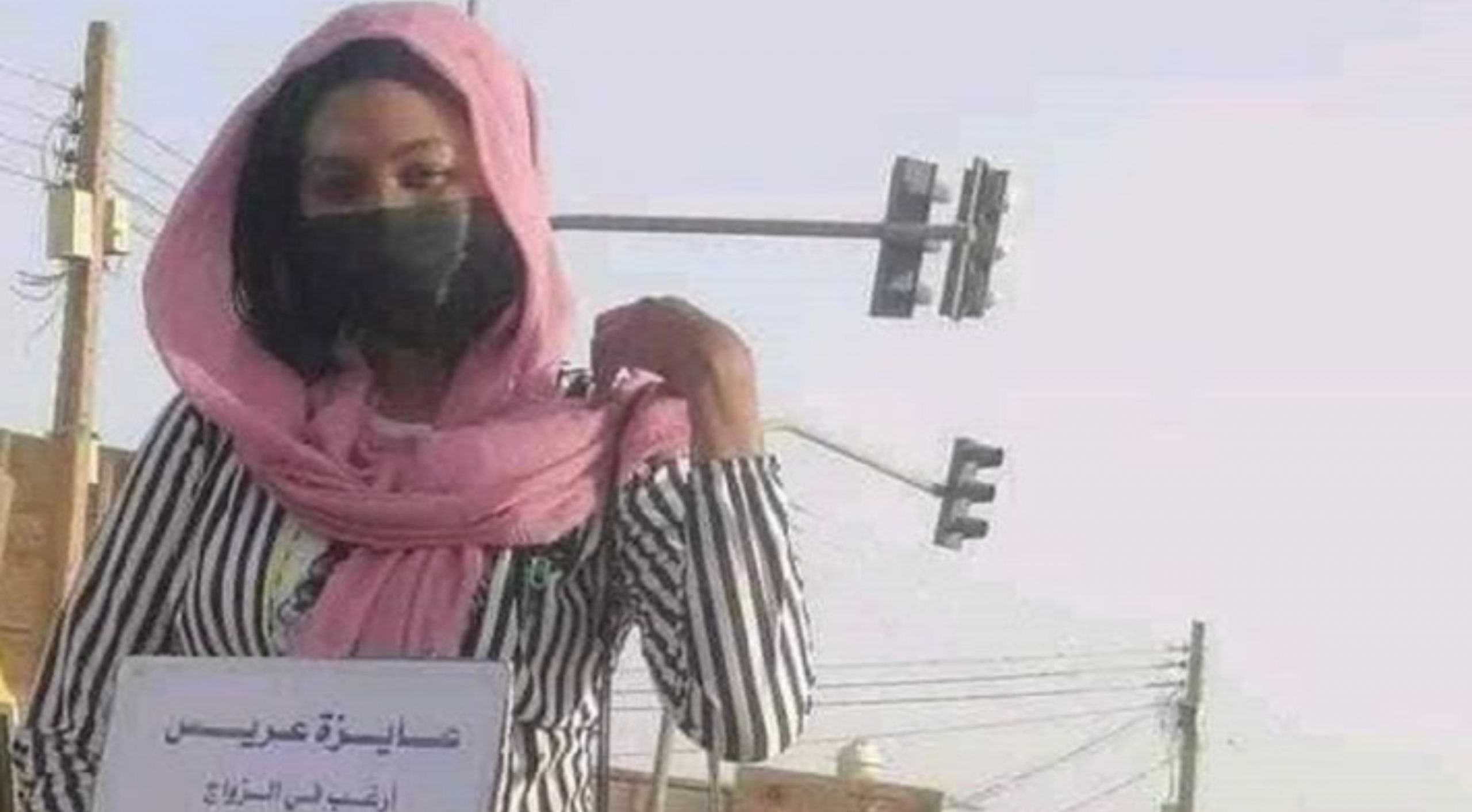 Dah Lama ‘Single’, Wanita Bawa Sepanduk Cari Jodoh Dekat Lampu Isyarat – ‘Saya Nak Kahwin & Saya Terima Poligami’