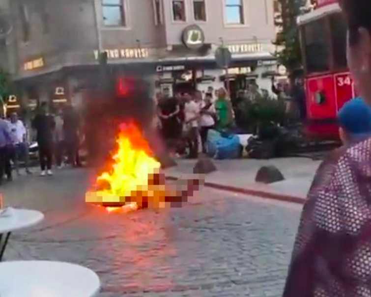 Lelaki Nekad Bakar Diri Sendiri Depan Orang Ramai Demi ‘Content’ Terima Kecaman