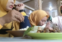 Tengah Sedap Makan, Pengemis Tonyoh Kepala Sebab Tak Bagi Duit