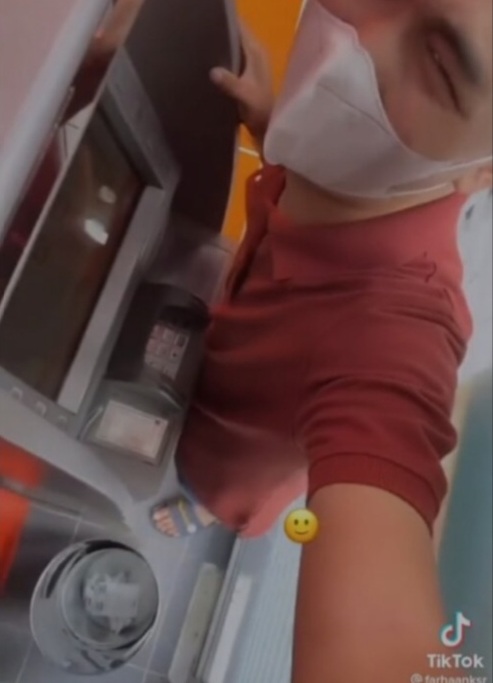 Lelaki Hanya Mampu Gelak Bila Ruang Mesin ATM Terlalu Sempit Untuk Dirinya 3