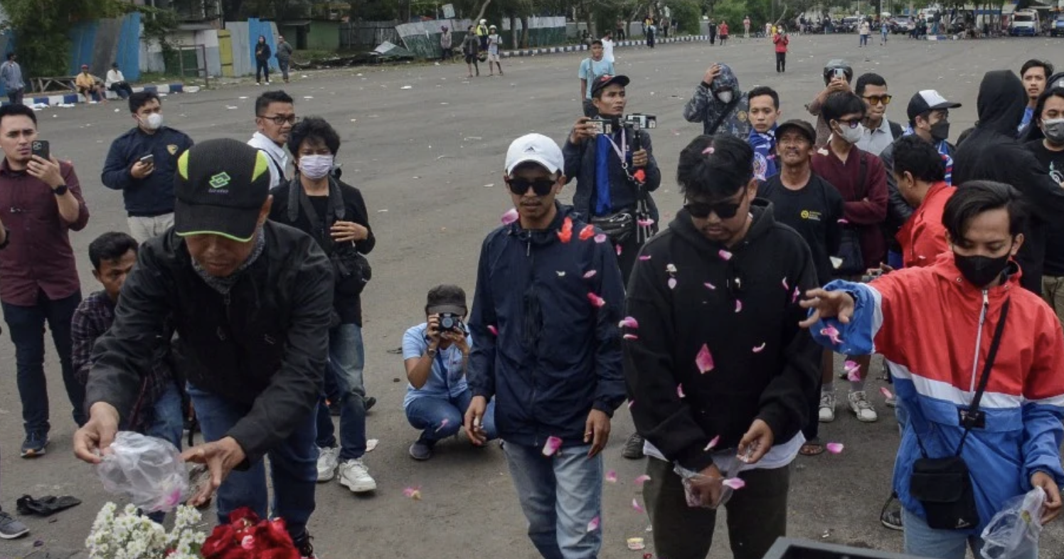 Dakwa Pihak Berkuasa Lepas Gas Pemedih Mata Sebagai ‘Pembunuh’, Lelaki Hilang 3 Anak Saudara Dalam Rempuhan Stadium Di Indonesia