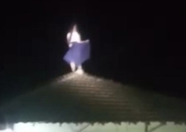 [VIDEO] Dipercayai Dirasuk, Wanita Hilang Ditemui Berdiri Atas Bumbung Sambil Ketawa Pada Waktu Maghrib 3