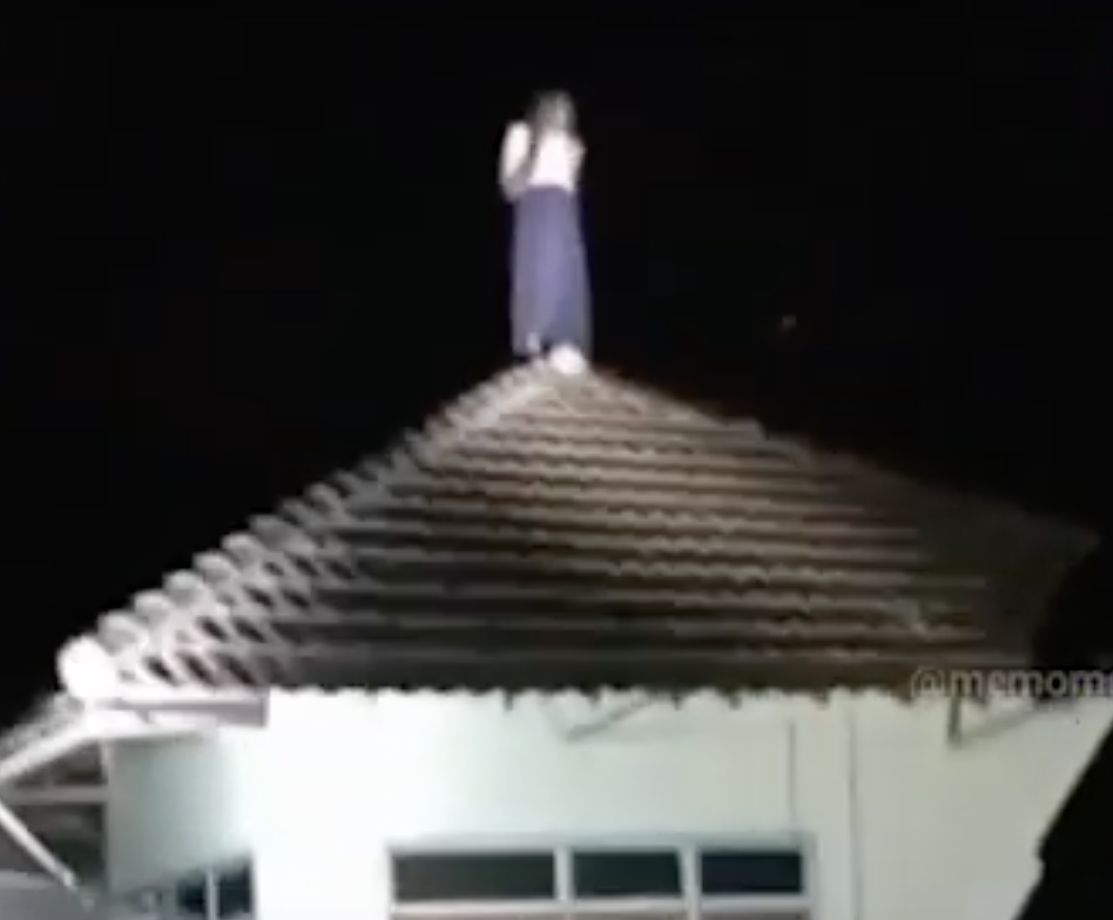 [VIDEO] Dipercayai Dirasuk, Wanita Hilang Ditemui Berdiri Atas Bumbung Sambil Ketawa Pada Waktu Maghrib 2