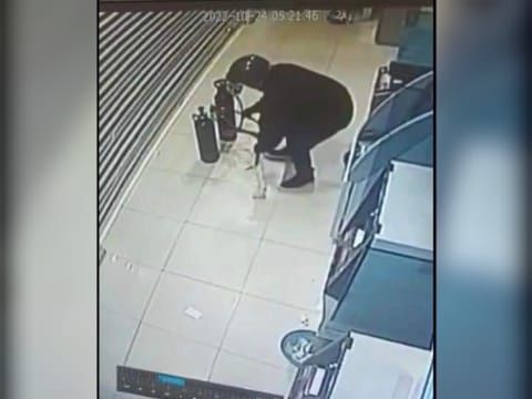 Terdesak Nak Bayar Hutang Ah Long, Lelaki Cuba Pecah Mesin ATM