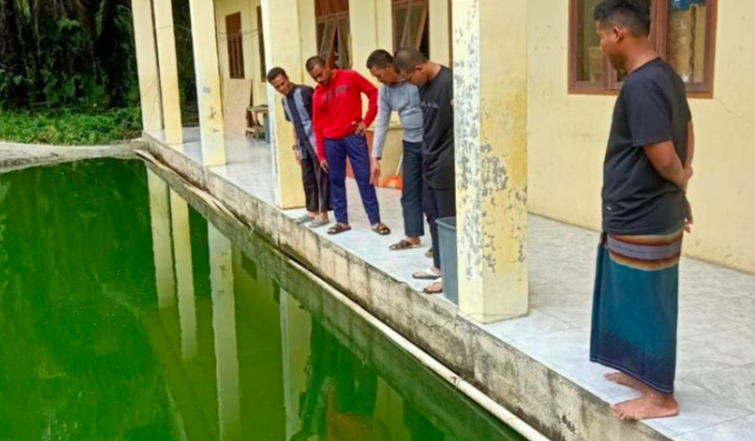 Pelajar Sekolah Maut Selepas Didenda Berendam & Menyelam Dalam Kolam Ikan
