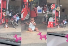 ‘Letak Atas Motosikal Lagi Risiko Kalau Jatuh’ – Netizen Fikir Positif Bapa Biar Bayi Bersila Di Pam Minyak