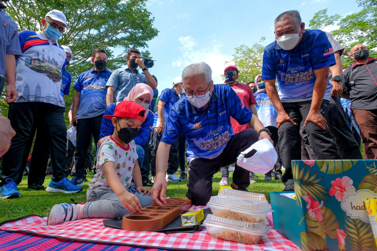 Orang Awam Kongsikan Erti Keluarga Malaysia Buat Mereka
