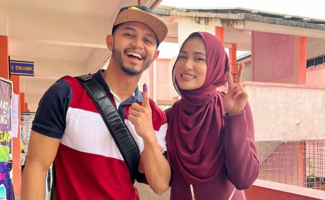 [VIDEO] PRU15: Hairul Azreen & Hanis Zalikha Keluar Mengundi, Tunjuk Bukti Jari Dicelup Dakwat