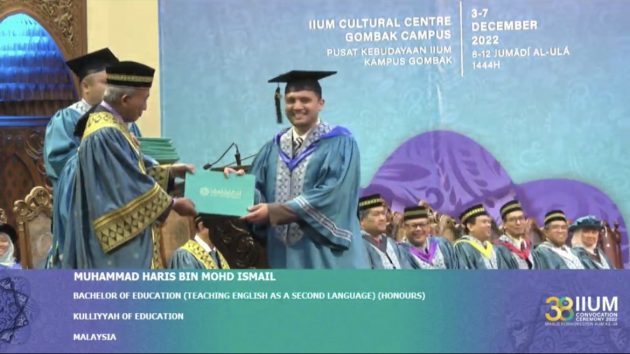 [VIDEO] Haris Ismail Terima Ijazah Sarjana Muda Pendidikan, Neelofa Syukur Siap Hashtag #SuamiMudaKauAda 3