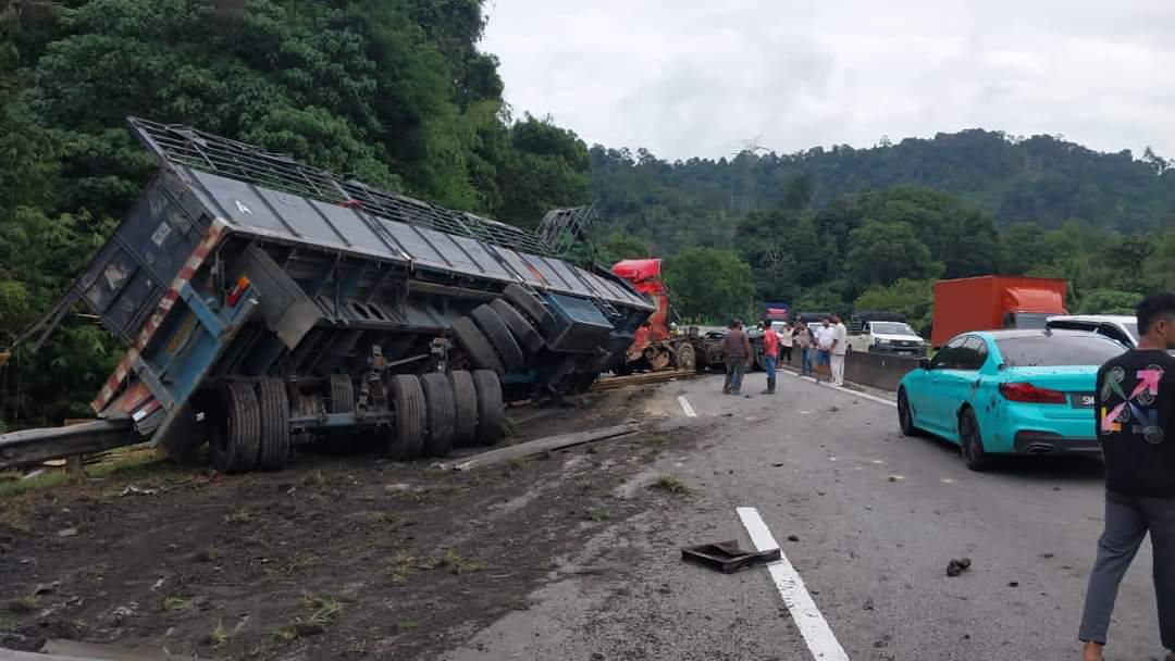 Aliran Trafik Sesak, Lima Kenderaan Terbalik Di Genting Sempah