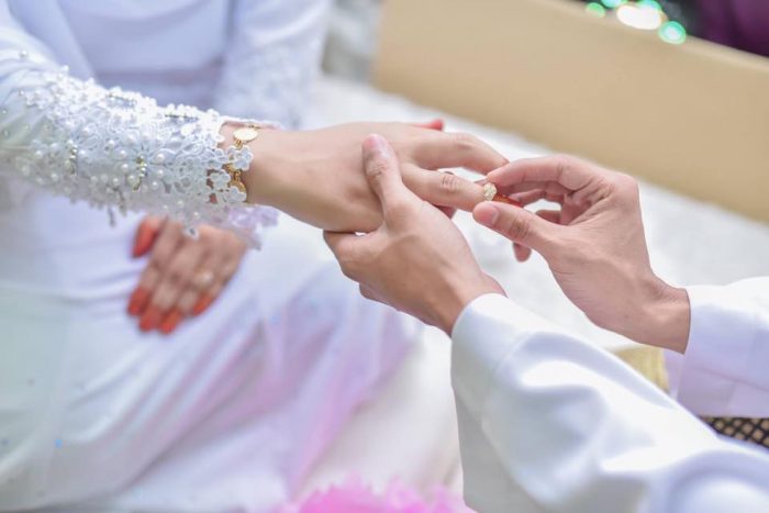 Artis Popular Didakwa Nikah Senyap-Senyap, Isteri Baharu Jauh Lebih Muda?
