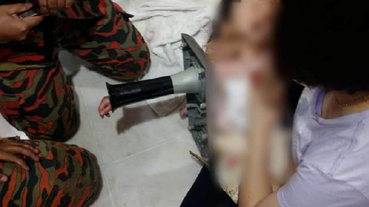Abang Bomba Tolong! Tangan Adik Tersepit Dalam Kotak Pembesar Suara