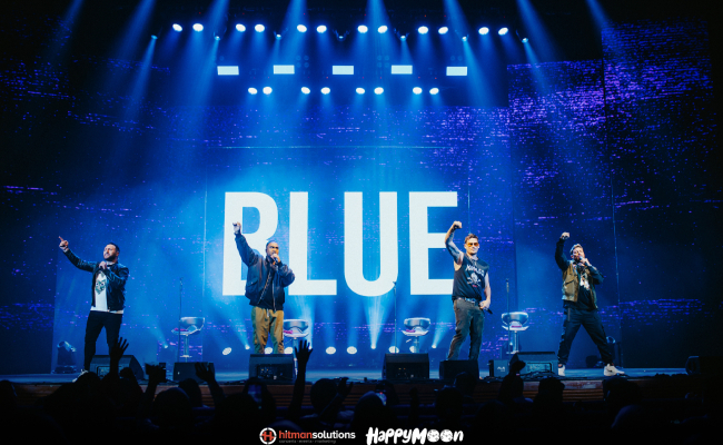Meriah! Peminat Malaysia Teruja, Berdiri Sepanjang Konsert Kumpulan Blue