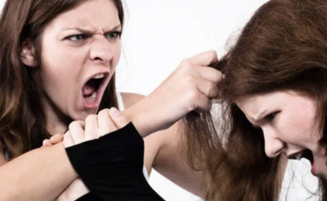 ‘Penyondol’ Kena Tarik Rambut, Suami Cabut Lari