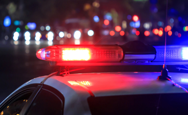 Pondan Panjat Tiang & Tayang Payudara Ditangkap Polis