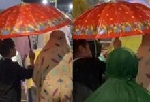 [VIDEO] Netizen ‘Cair’ Tengok Budak Lelaki Payung Ibu Sedang Solat Dalam Hujan