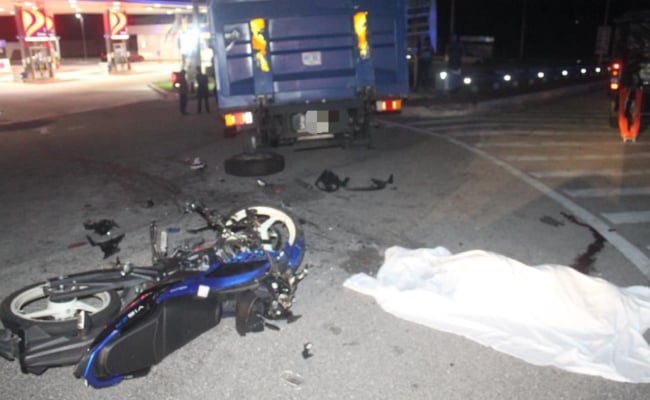 Pemuda Maut Motosikal Rempuh Lori Belok Kawasan Tidak Dibenarkan