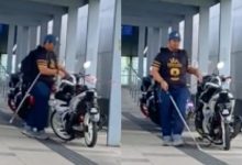 [VIDEO] Motosikal Halang Laluan ‘Tactile’, Lelaki Buta Alih Sendiri