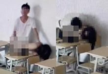 Syok Buat ‘Projek’ Sampai Bogel & Terbaring Atas Meja Kelas, Aksi Panas Dirakam CCTV, Disaksikan Pelajar Lain