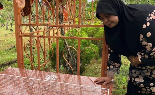 ‘Saya Tak Mampu Bayangkan Bagaimana Kereta Perisai Dipandu Arwah Suami Ditembak Bertalu-Talu’