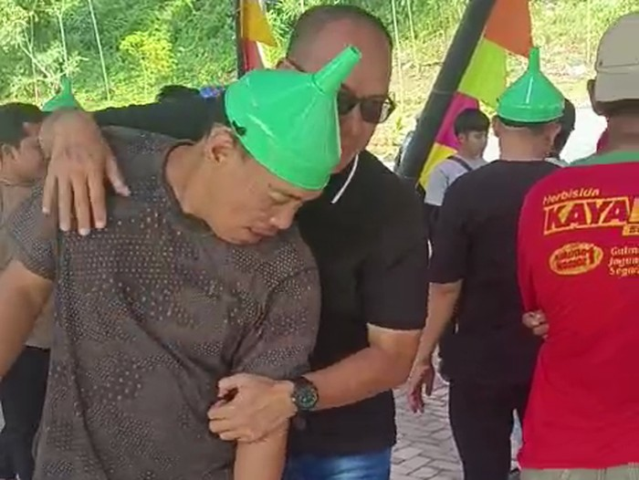 Suspek Pakai Corong Hijau Di Kepala Ditahan Polis