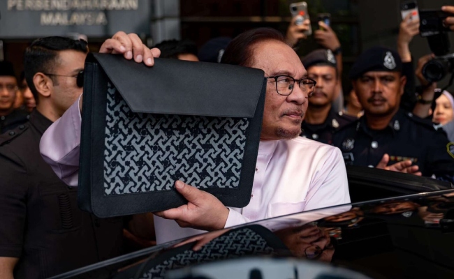 Belanjawan 2024: PMX Bawa Dokumen Belanjawan Guna Beg Buatan Pengusaha Batik Kelantan
