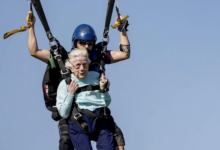 Usia Bukan Penghalang! Nenek 104 Tahun Pecah Rekod Dunia, Tak Takut Buat Terjunan Udara