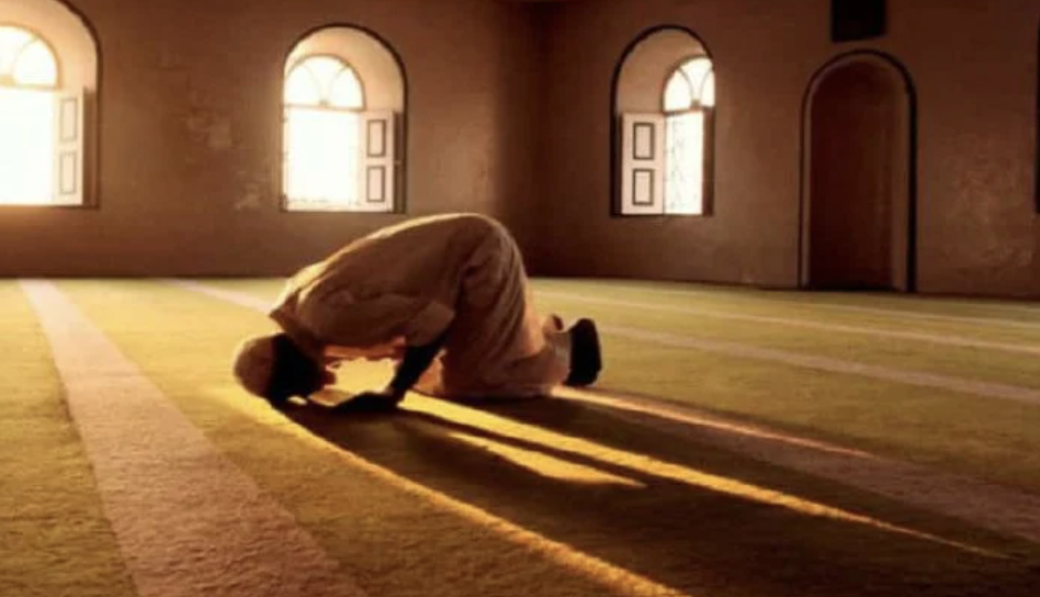 [VIDEO] Kematian Yang Dicemburi, Lelaki Mabuk Meninggal Dalam Tidur Atas Sejadah Seusai Solat Isyak