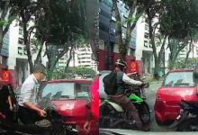 [VIDEO] Dua Motorsikal Bertembung, Langgar Bahagian Belakang Kereta