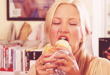 7 Tabiat Orang Bila Makan Burger…Korang Yang Mana?