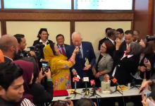 [VIDEO] Alahai Comelnya Datin Seri Rosmah Suapkan Kek Untuk Datuk Seri Najib