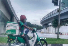 Viral Foto Sayu Bapa Gendong Anak Naik Motor, Lelaki Cerita Kisah Sebenar