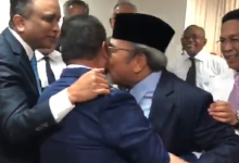 [VIDEO] Selepas Hampir Bertumbuk Di Parlimen, Tajuddin & Ismail Berjabat Tangan, Cium Pipi Tanda Berbaik