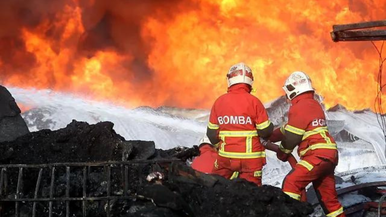 Sembilan Gerai Makanan Di Teluk Kemang Terbakar