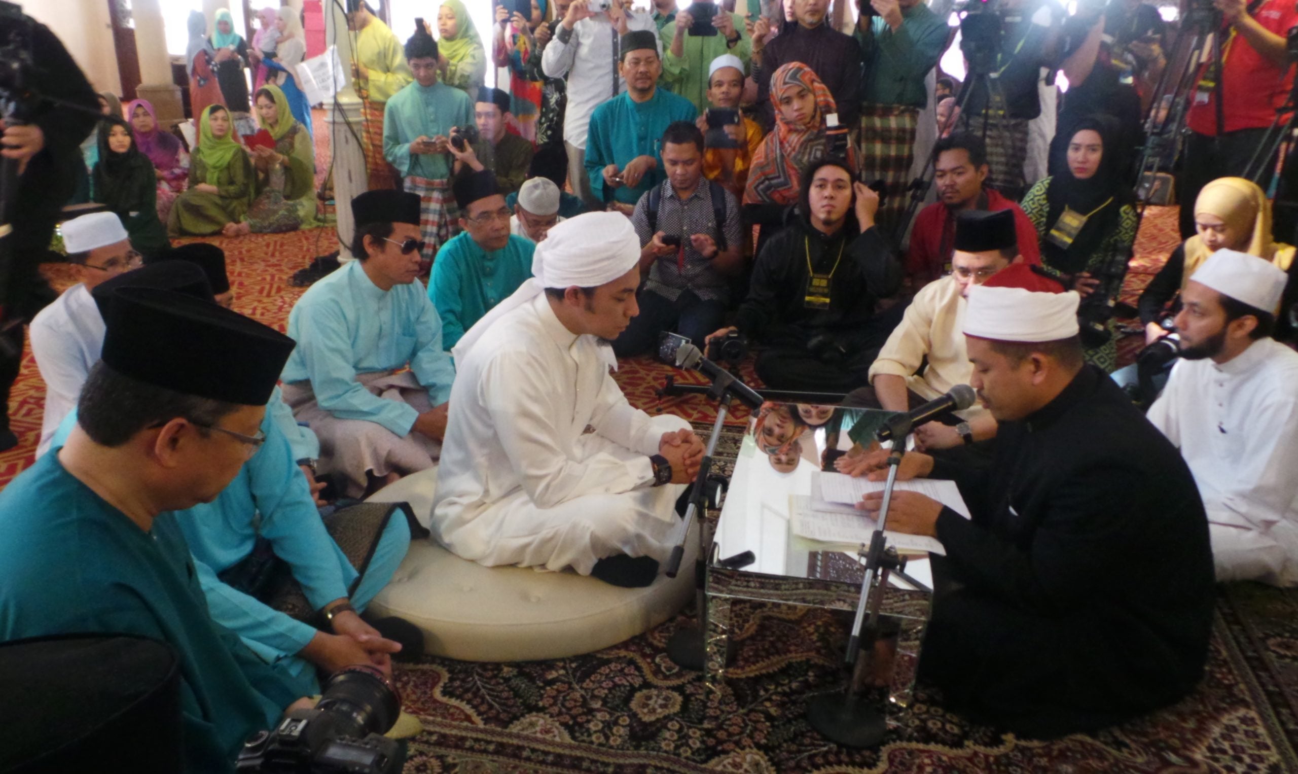 Syamsul Yusof Sah Bergelar Suami Walaupun Kesihatan Belum Stabil